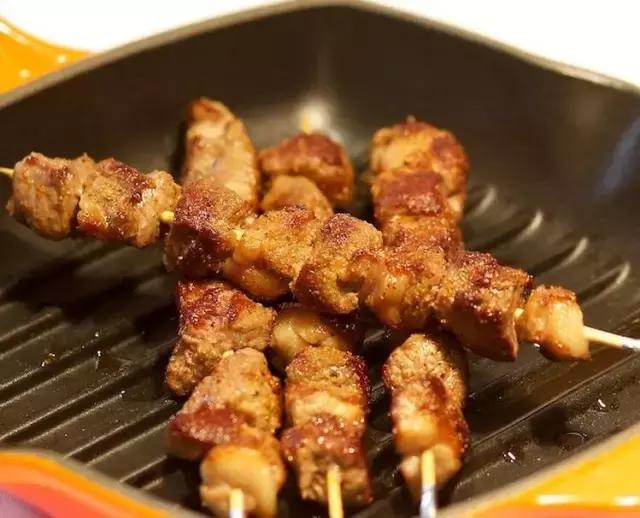 不用炭炉一样做出火气十足的羊肉串