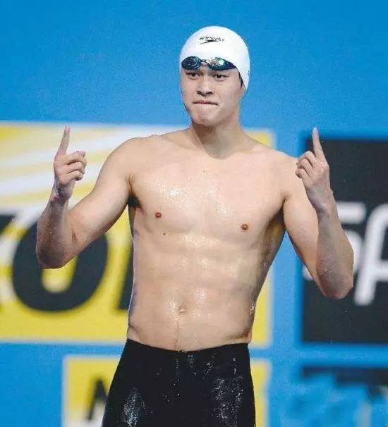 mike帅气腹肌,mike露腹肌