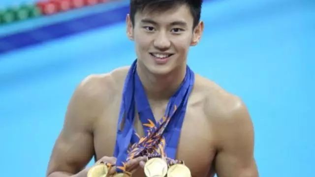 mike帅气腹肌,mike露腹肌