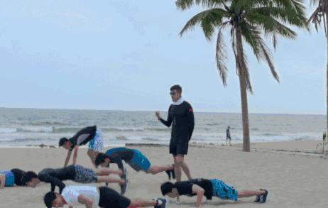 mike帅气腹肌,mike露腹肌