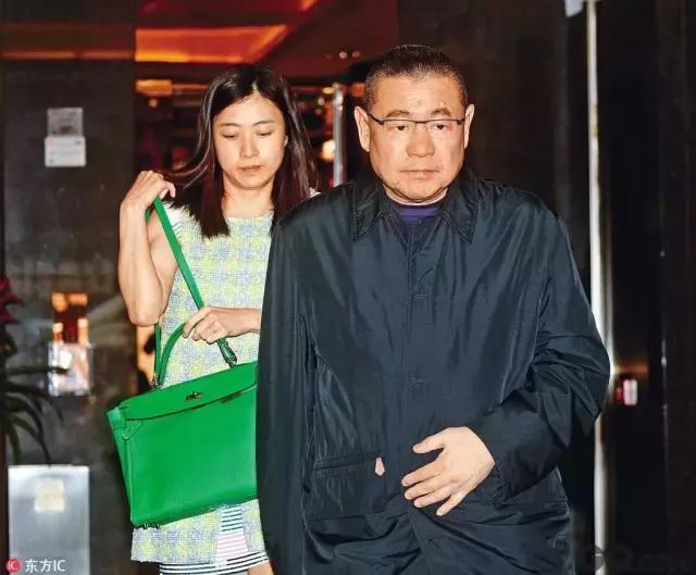 她比邓文迪更甄嬛，嫁大29岁重病富商，从狗仔逆袭为香港女首富