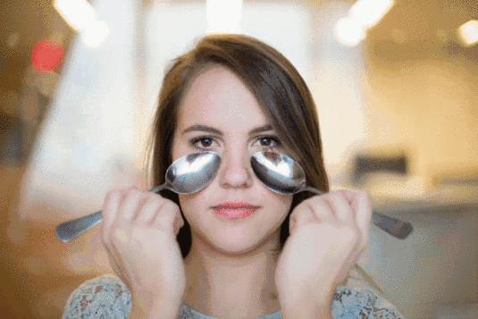 黑眼圈或眼袋很重?20几岁的年纪怎么办?