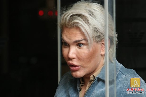 他花200万迪整成“芭比男友”因与护照不符在迪拜机场被拦截……