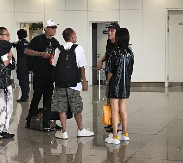 陈冠希穿着黑色戴帽卫衣拍照,陈冠希穿西装照