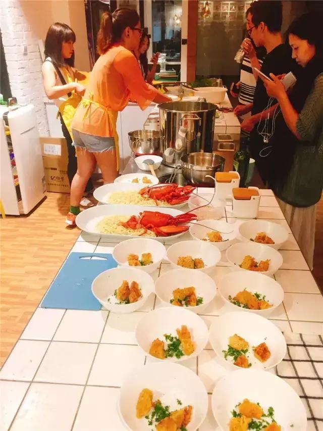 兼职在公司楼下开方便面馆，这可能是文艺青年离开店最近的一次