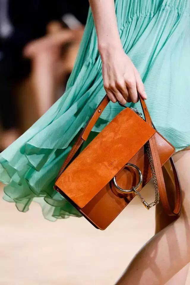 高圆圆背的小众包包,高圆圆同款刺绣包大号还是中号