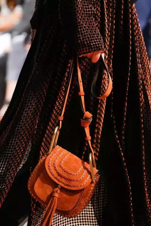 高圆圆背的小众包包,高圆圆同款刺绣包大号还是中号