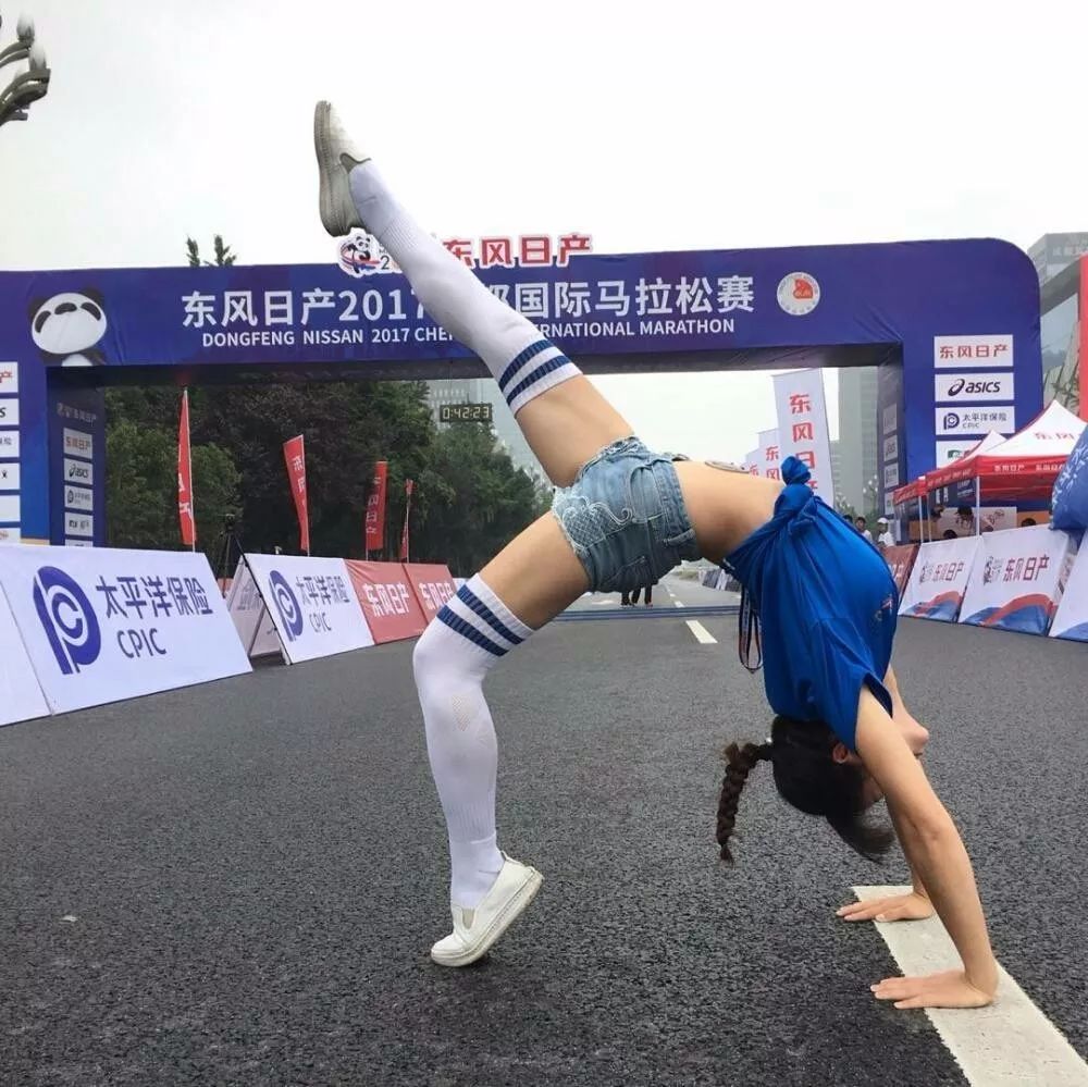 马路中间一抹红，初看还以为是足球宝贝呢，瑜伽练得真好