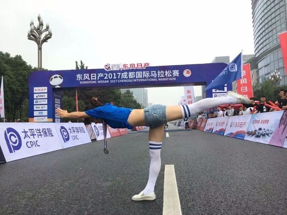 马路中间一抹红，初看还以为是足球宝贝呢，瑜伽练得真好