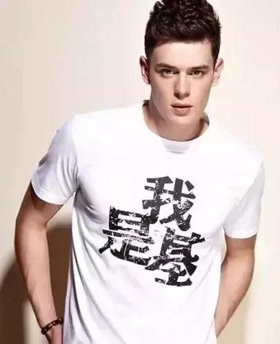 歪果仁都在笑你!不懂千万别穿上身的SloganTee!