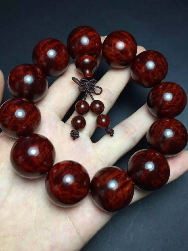 小叶紫檀用手盘了两天有点发乌,盘乌了的小叶紫檀