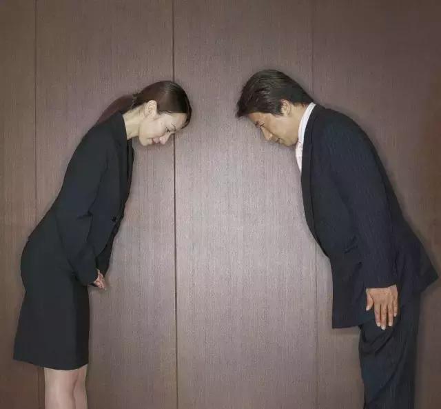 小细节大文明画报,礼仪鞠躬礼的正确姿势