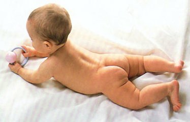 0-1岁的婴儿大运动,2岁半的孩子的大运动发展标准