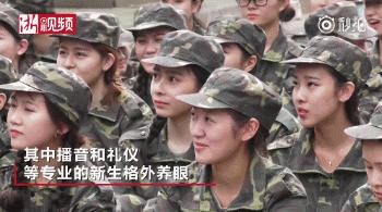 军训女生长得像章泽天,军训女生像章泽天