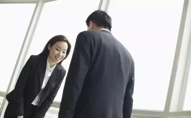 小细节大文明画报,礼仪鞠躬礼的正确姿势