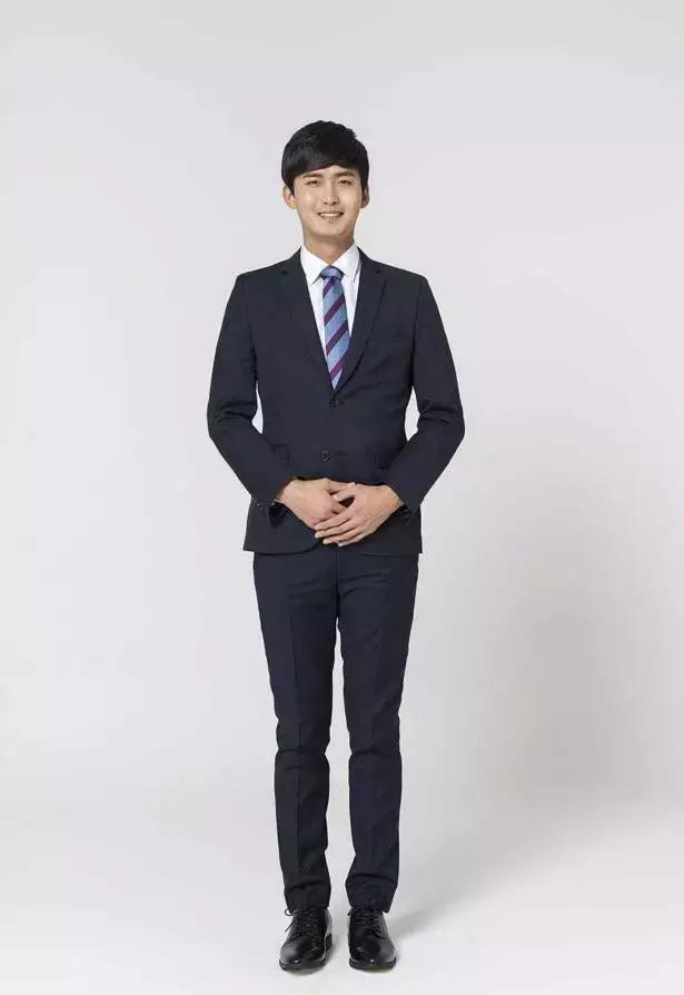 小细节大文明画报,礼仪鞠躬礼的正确姿势