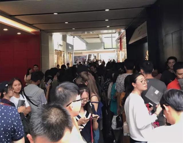 排队几个小时才能买到的糕点美食,排队几小时就为一杯奶茶