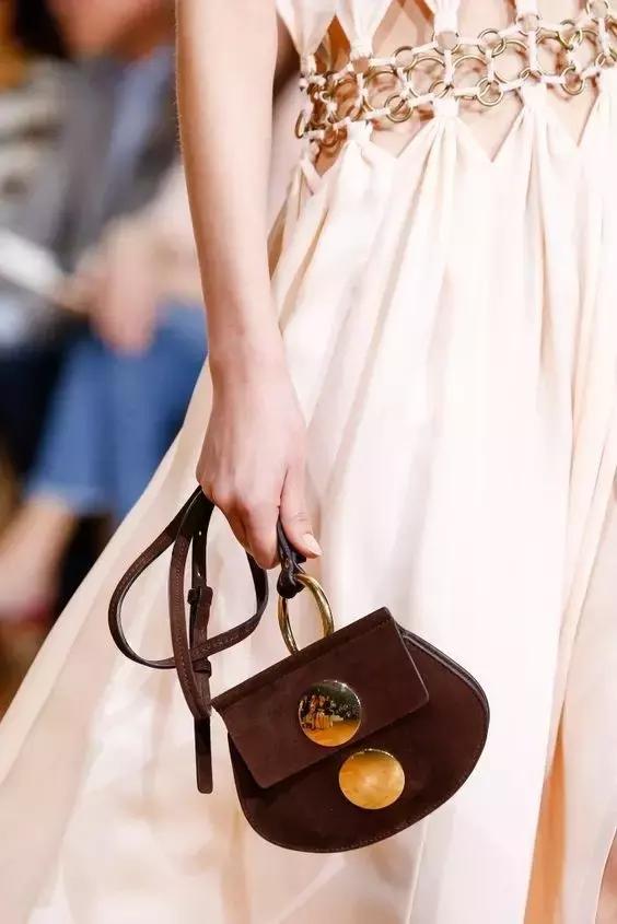 高圆圆背的小众包包,高圆圆同款刺绣包大号还是中号