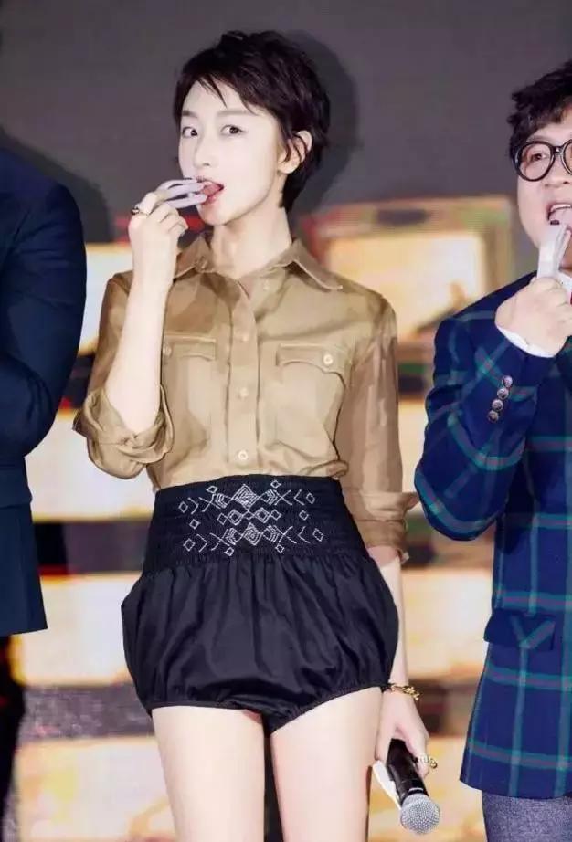 王丽坤深v礼服照,王丽坤抹胸搭银色礼服