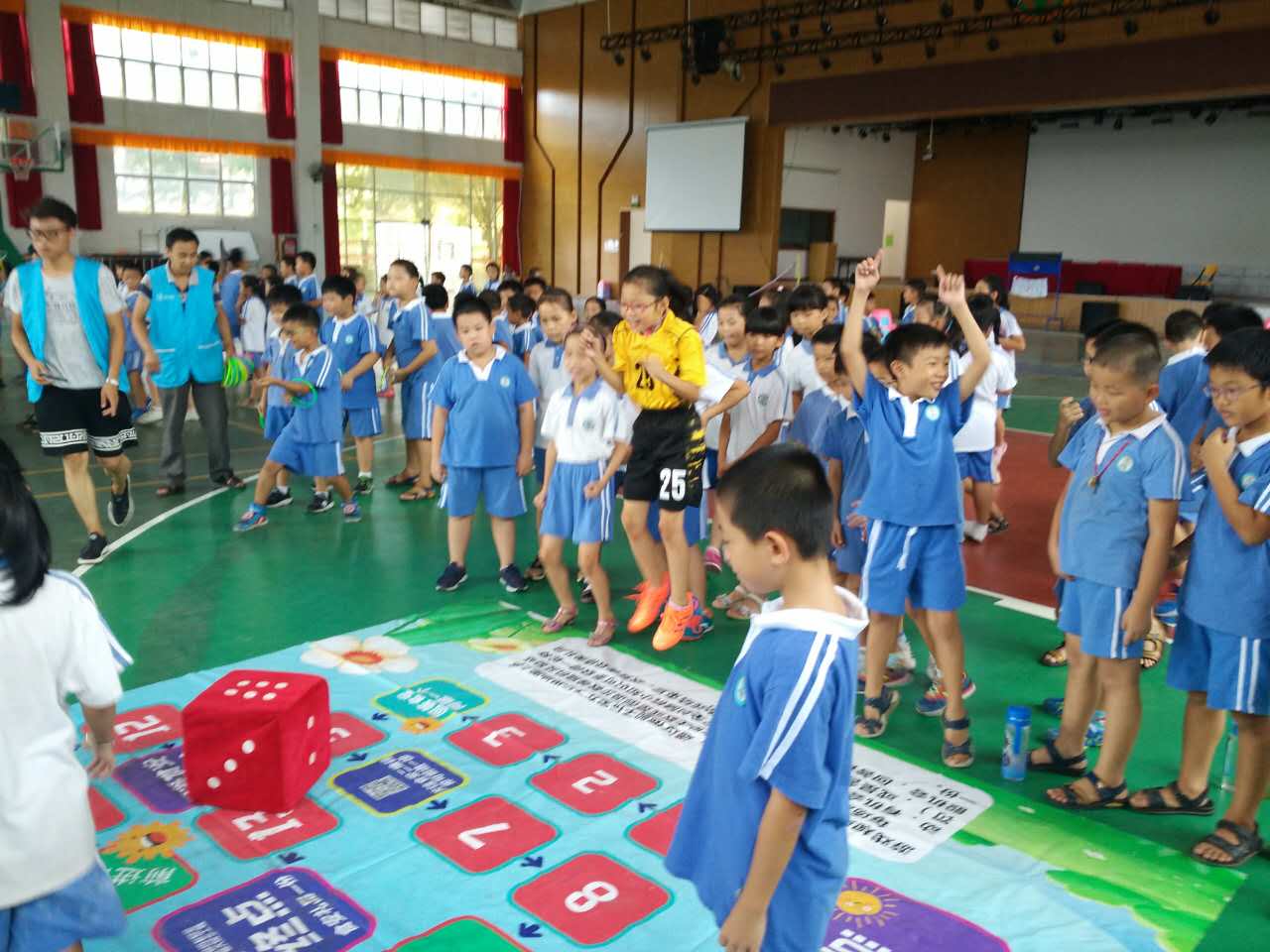 青少年怎样合理营养搭配？食品安全“五进”及食品安全展览活动来到坪山汤坑小学