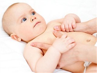 新生儿晚上反复胀肚子哭闹,新生儿15天肚子胀胀硬硬的