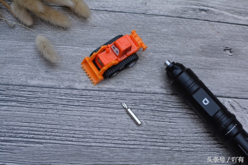 不用螺丝刀如何取下手机的螺丝,不用螺丝刀怎么拆卸手机螺丝