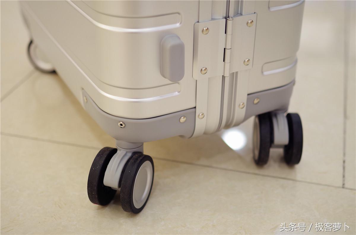 999元+镁铝合金+TSA锁，小米再扮价格屠夫叫板RIMOWA