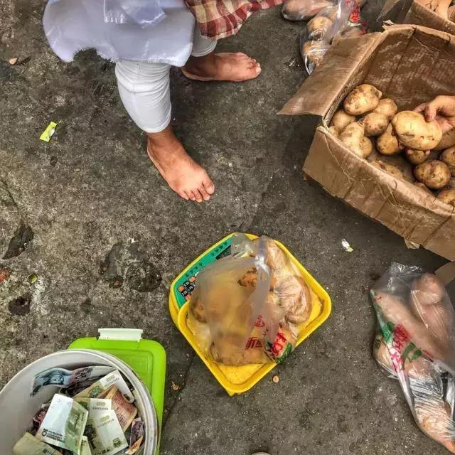 当你觉得活不下去的时候，就去菜市场吧