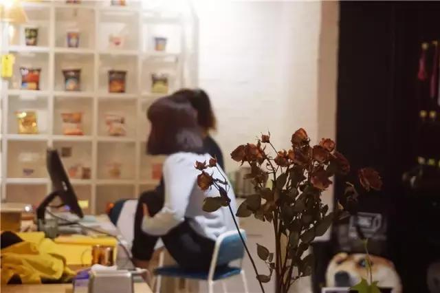 兼职在公司楼下开方便面馆，这可能是文艺青年离开店最近的一次