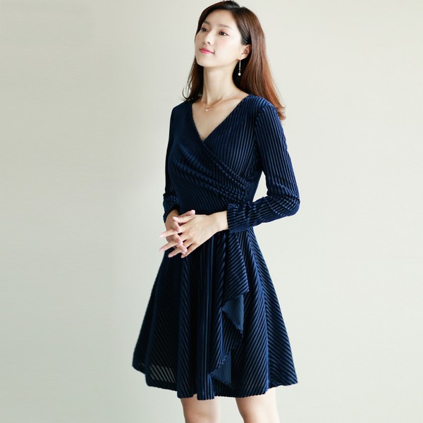 条纹衬衫怎么穿才能时髦每日穿搭 (条纹衬衫怎么穿才好看又时尚)