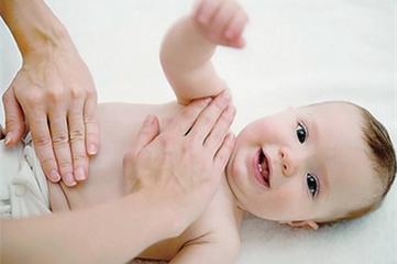 新生儿晚上反复胀肚子哭闹,新生儿15天肚子胀胀硬硬的