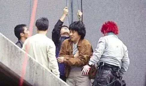 成龙节俭的故事,盘点成龙生活非常节俭