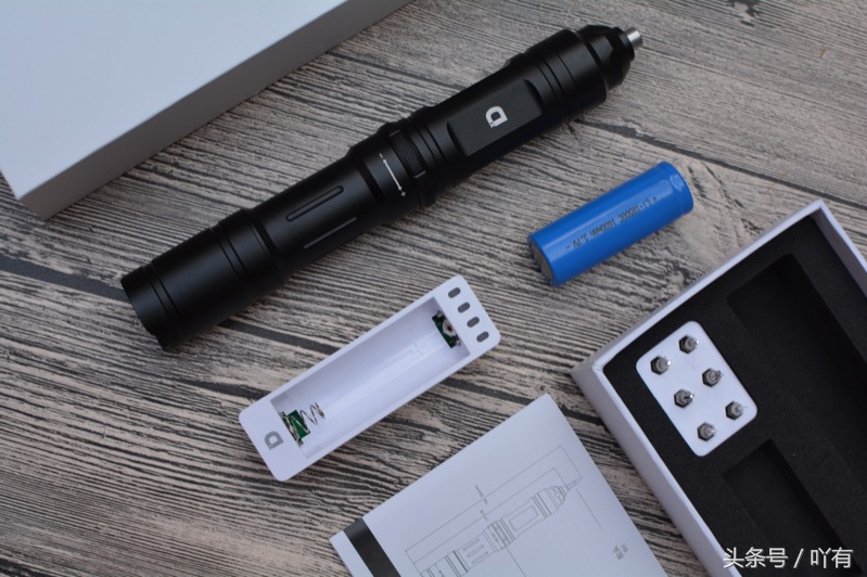 不用螺丝刀如何取下手机的螺丝,不用螺丝刀怎么拆卸手机螺丝