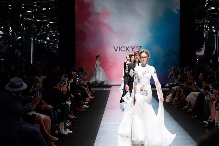 首登米兰,亲子女王“荷”你引领世界亲子装潮流