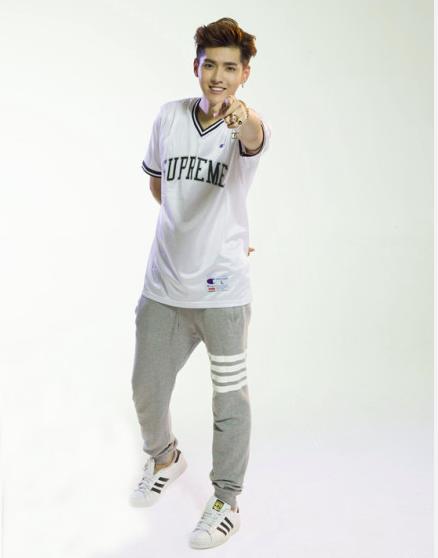 一双蓝色的篮球鞋adidas,adidas最顶尖系列篮球鞋