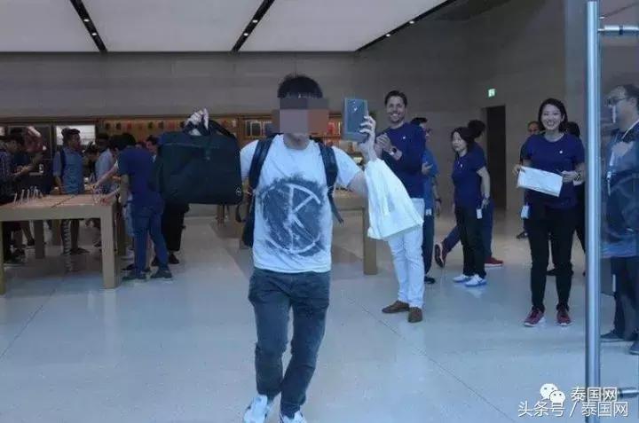 泰男子买了一台iPhone 8,结果被网友骂惨了