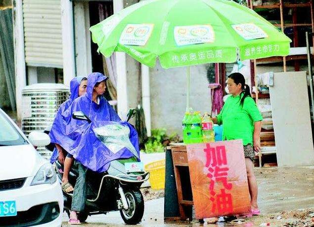 开车去加油违反10条交规扣21分,这司机是多想不开?