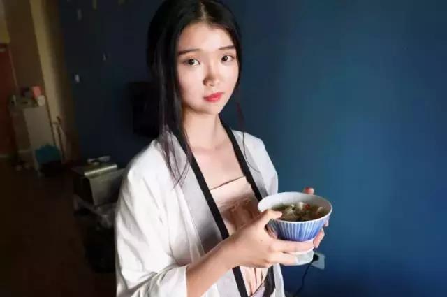没眼看，当小厨娘穿上汉服，却变成现代版仙度瑞拉