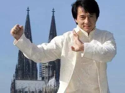 成龙节俭的故事,盘点成龙生活非常节俭