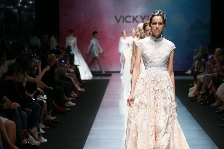 首登米兰,亲子女王“荷”你引领世界亲子装潮流