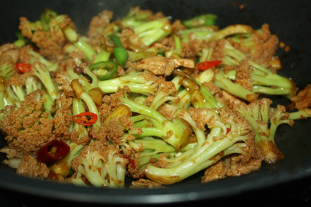 全家人都喜欢吃的干锅花菜,今天中午不知道吃什么