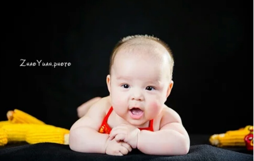 宝宝爱撕纸妈妈该不该阻止,专家说不要阻止孩子撕纸