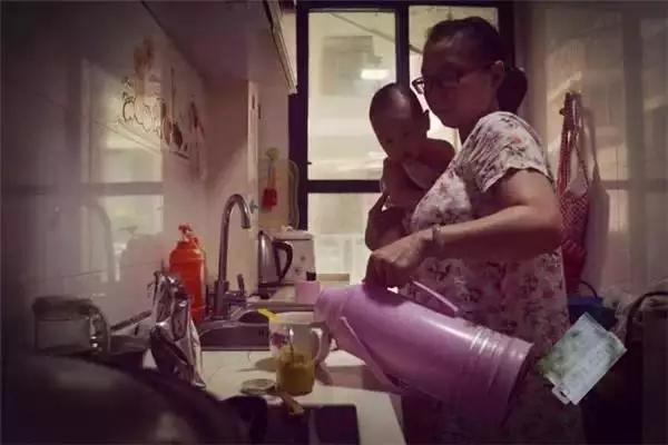 28岁孕妇顺产三个月后，莫名掉出“一块肉”，医生检查后怒斥无知