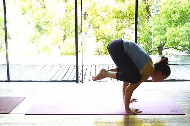 100个瘦肚子瑜伽动作图片,1小时纤腰瘦腹瑜伽视频