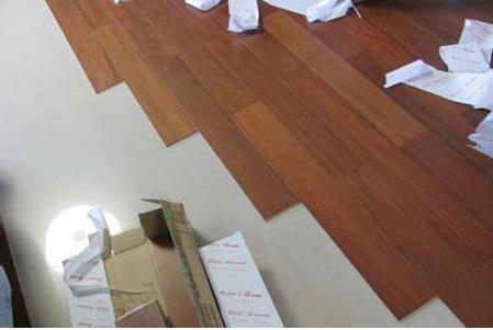 我家瓷砖上直接铺木地板，朋友都笑我傻，知道好处后他们傻了