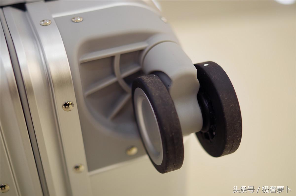 999元+镁铝合金+TSA锁，小米再扮价格屠夫叫板RIMOWA