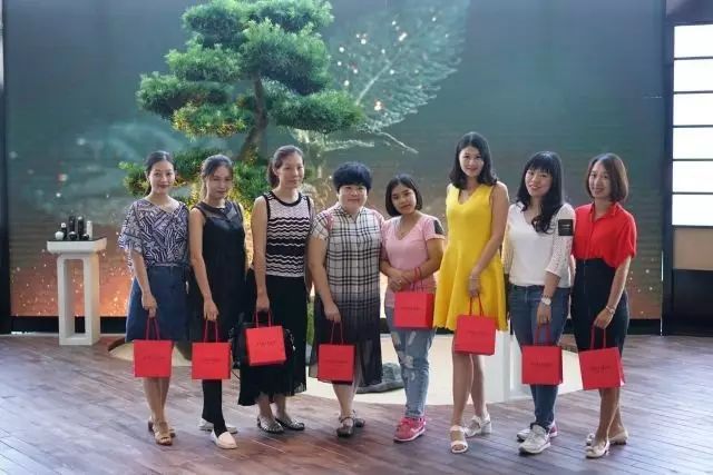 女人要对自己好一点好好护肤,女人就要好好保养