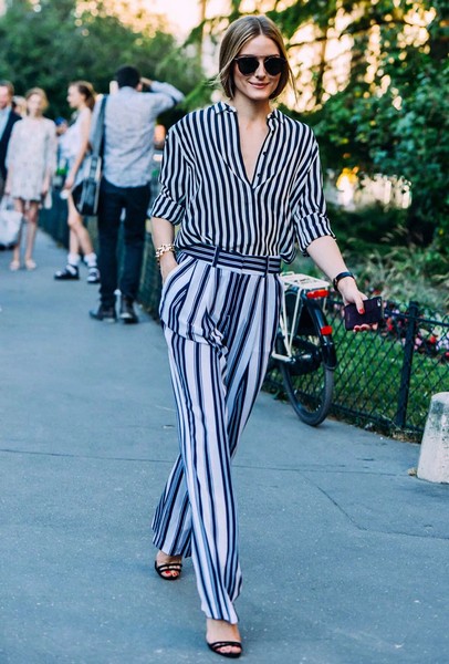 条纹衬衫怎么穿才能时髦每日穿搭 (条纹衬衫怎么穿才好看又时尚)