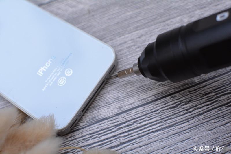 不用螺丝刀如何取下手机的螺丝,不用螺丝刀怎么拆卸手机螺丝