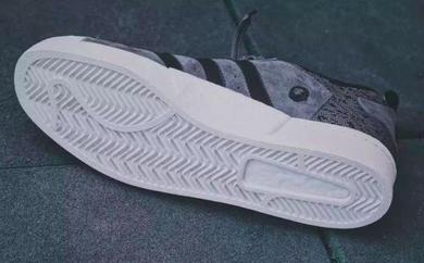 一双蓝色的篮球鞋adidas,adidas最顶尖系列篮球鞋